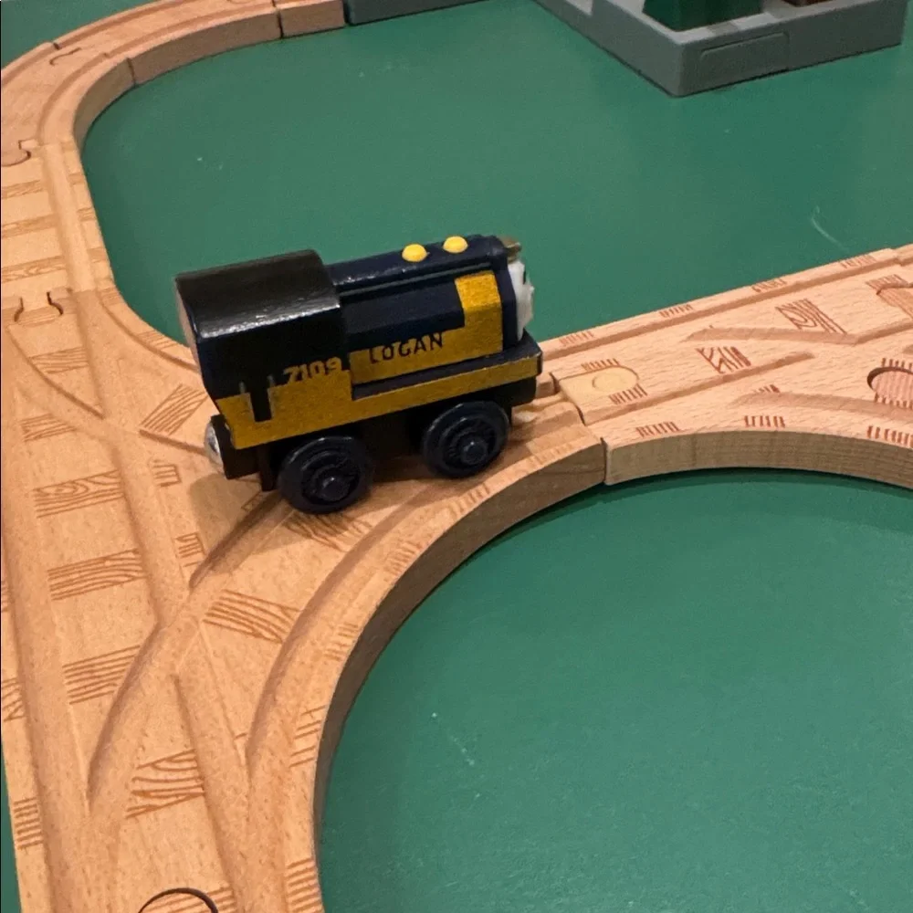 Thomas & Friends Wooden Railway Logan and the Big Blue Engines Set, EUC - Picture 4 of 9